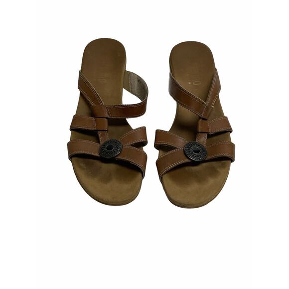 Munro Tan Leather Medallion Strappy Sandals Size 8 - Picture 2 of 9